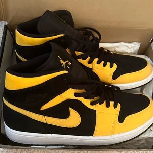 AIR JORDAN 1MID BLACK/UNIVERSITY GOLD-WHITE